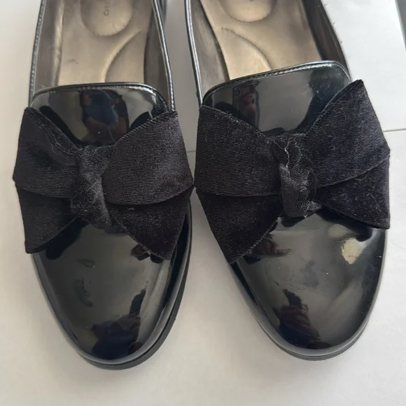 Bandolino Black Patent Leather Flats & Loafers w/ Velvet Bow - Picture 3 of 6